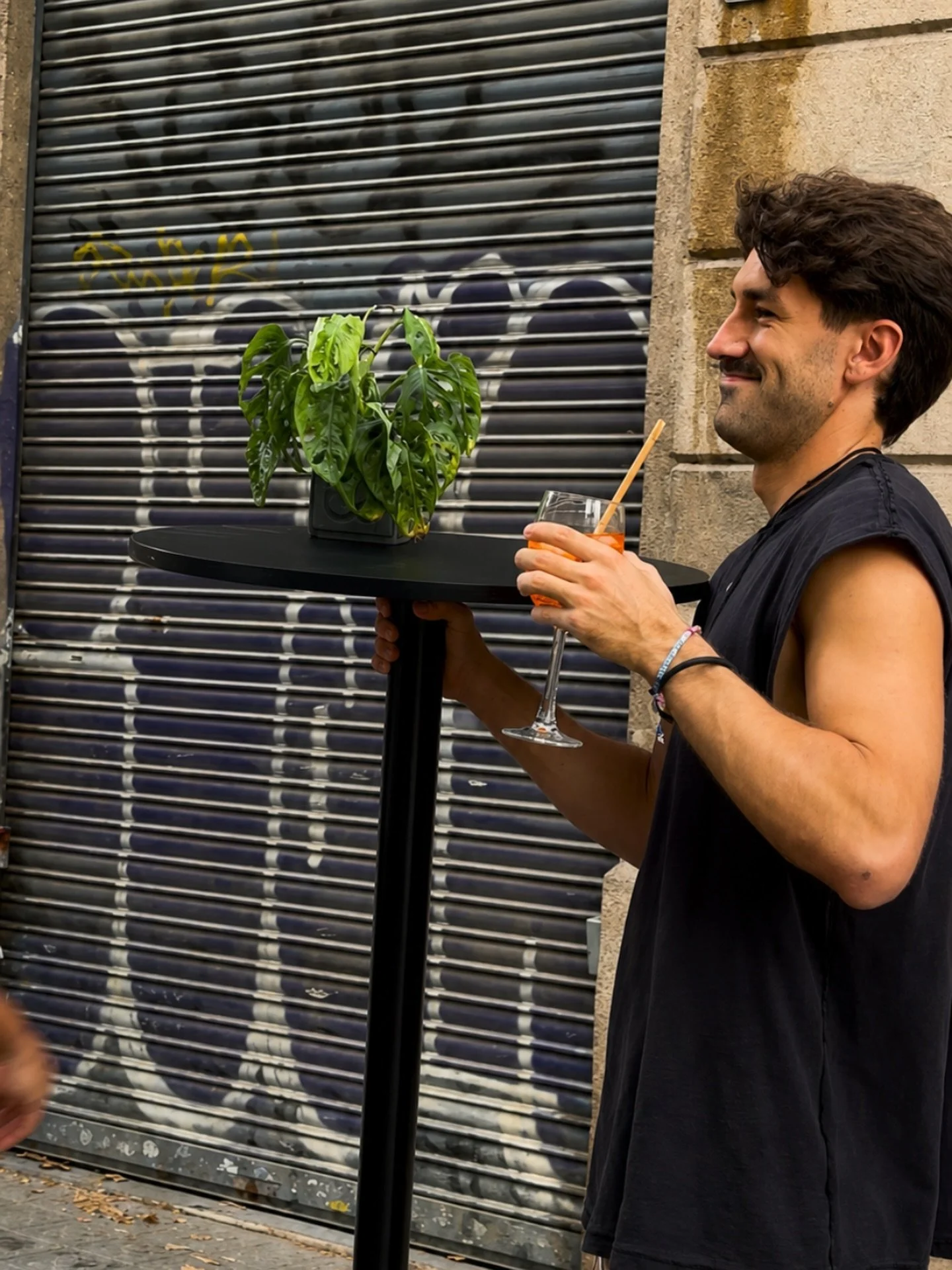 No todo lo bueno pasa dentro del Quinto. 
A veces, salimos a la calle a darle vidilla a Villarroel. 

...

Not everything good happens inside El Quinto.
Sometimes, we take it outside and bring a little life to Villarroel.
