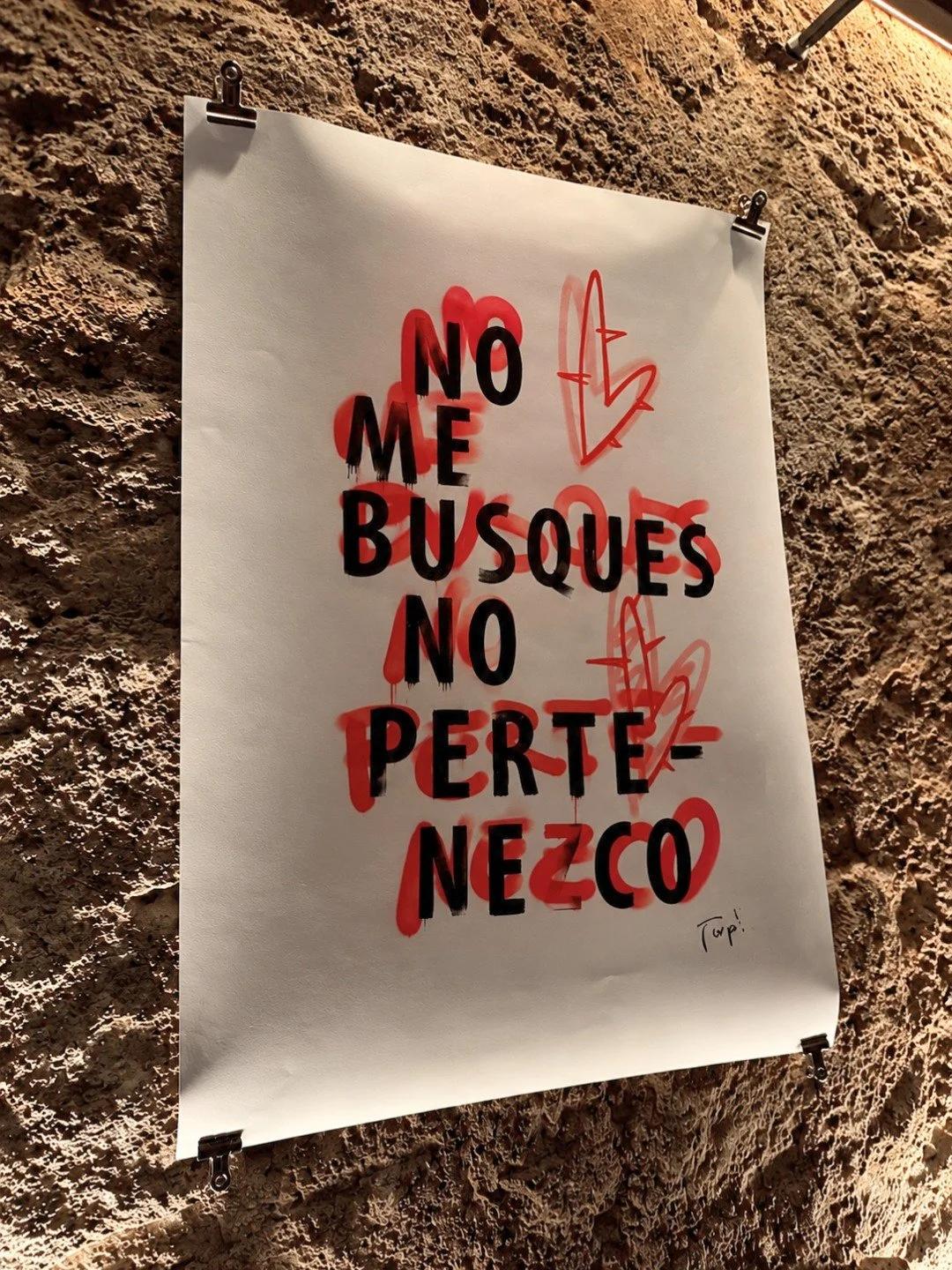 Tenemos nuestros defectos.
Algunos incluso combinan bien con el vermut.

...

We have our flaws.
Some of them even pair well with vermouth.