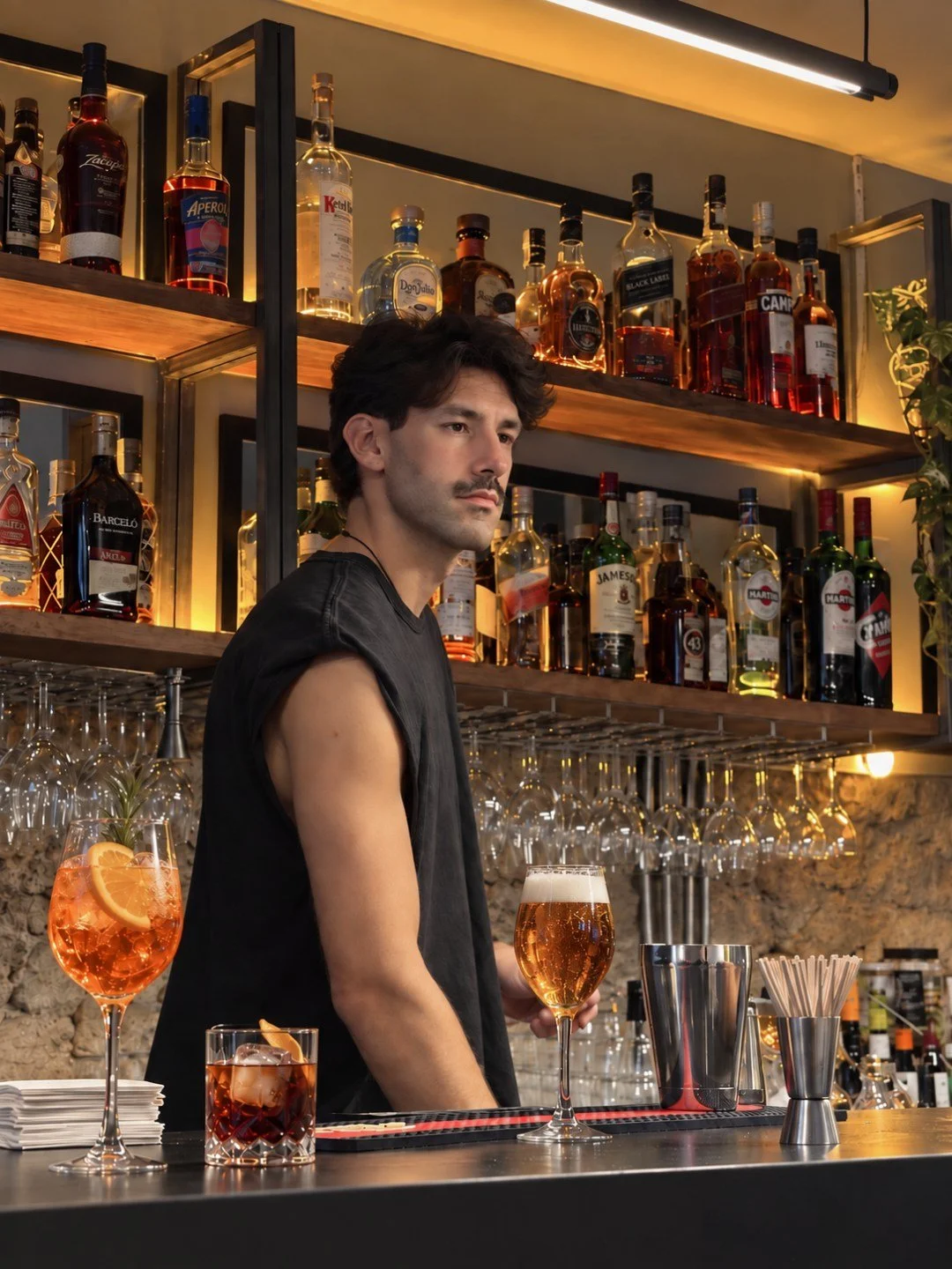 Hay quien se mueve como en casa detr&aacute;s de una barra.

...

Some people just know their way around a bar.