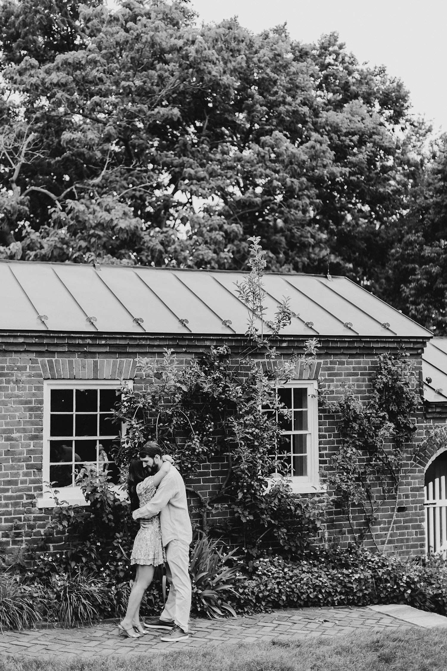 sarah-schmidt-photography-virginia-wedding-photographer-oatlands-historic-house-and-gardens-engagement-sessionn_0041.jpg