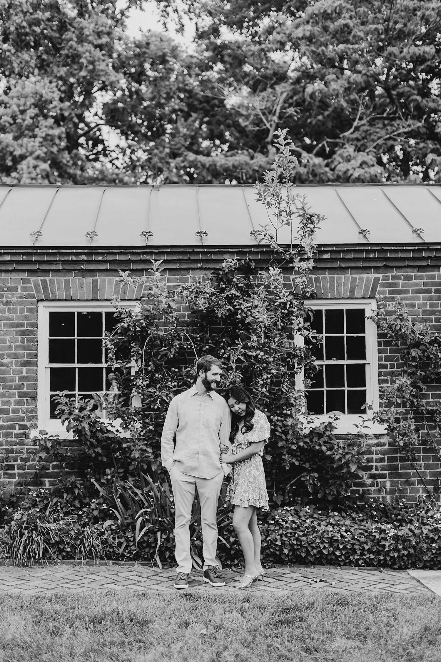 sarah-schmidt-photography-virginia-wedding-photographer-oatlands-historic-house-and-gardens-engagement-sessionn_0046.jpg