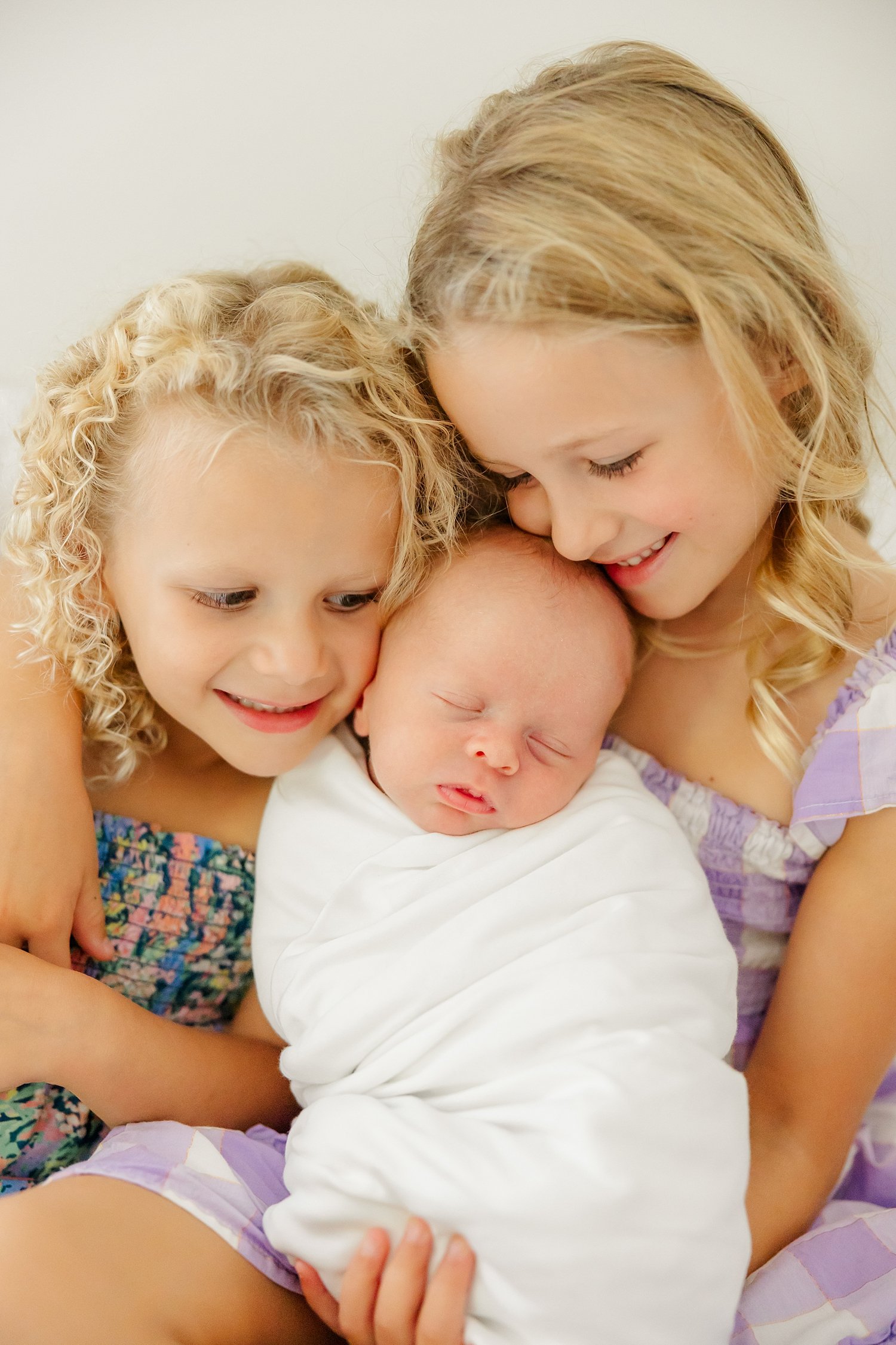 sarah-schmidt-photography-virginia-newborn-photographer-outdoor-newborn-session-with-siblings_0009.jpg