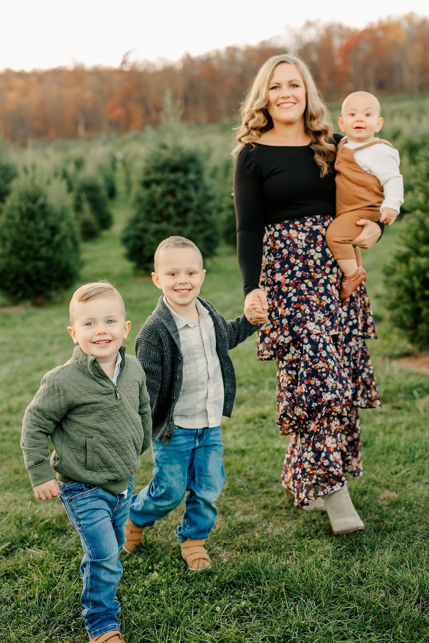 sarah-schmidt-photography-virginia-family-photographer-virginia-christmas-tree-farm-family-session-2023_0016.jpg