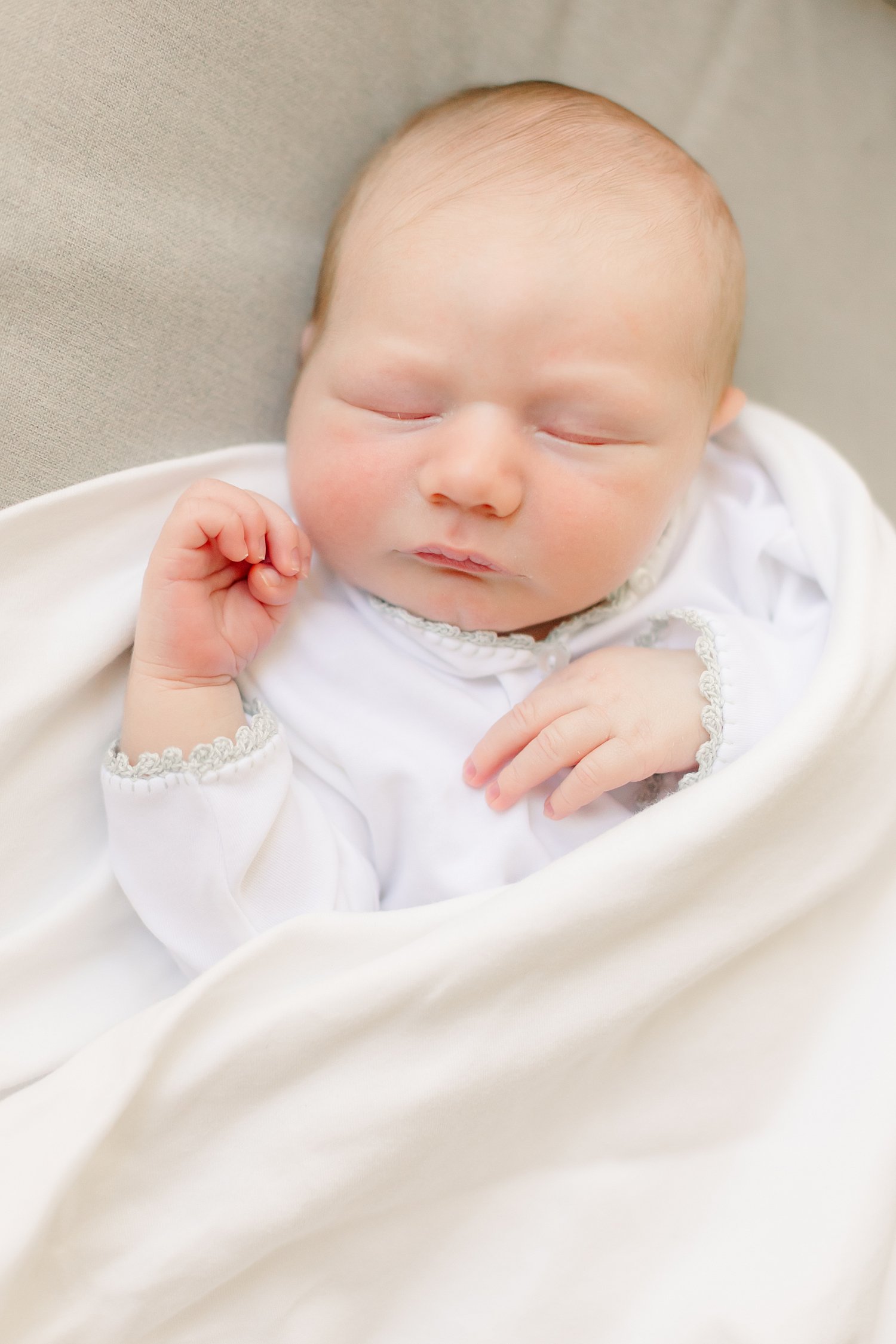 sarah-schmidt-photography-virginia-newborn-photographer-elegant-in-home-lifestyle-newborn-session-with-golden-retriever_0038.jpg