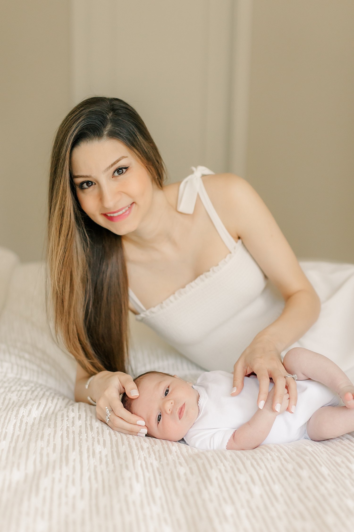sarah-schmidt-photography-virginia-newborn-photographer-casual-natural-light-in-home-lifestyle-first-time-parent-newborn-session_0051.jpg