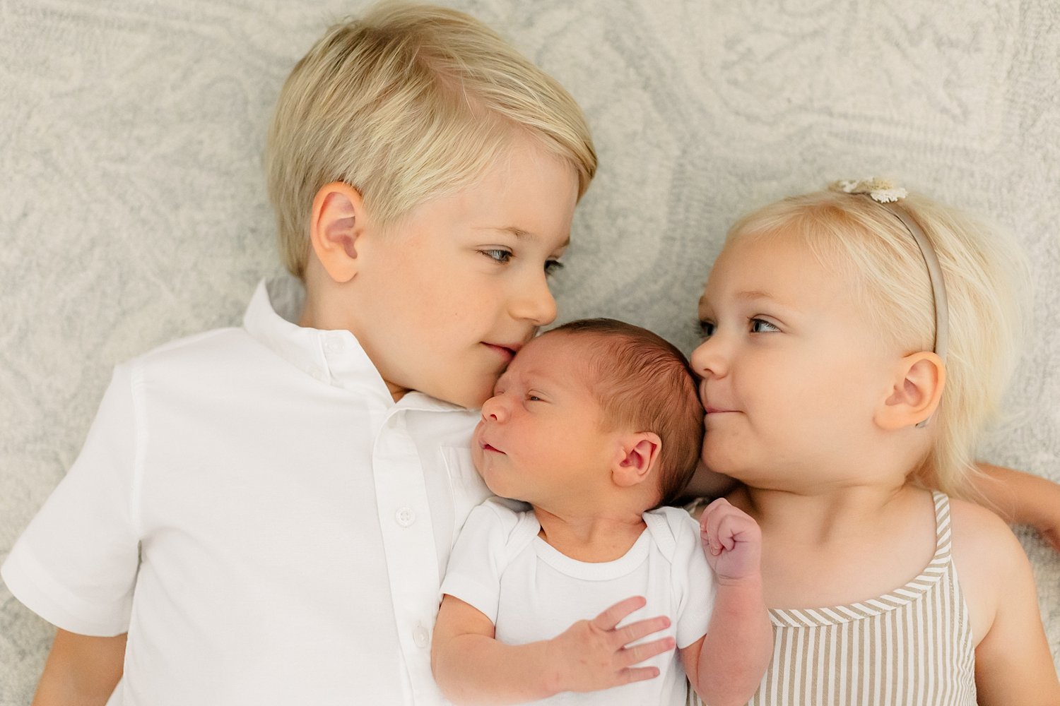 sarah-schmidt-photography-virginia-newborn-photographer-in-home-newborn-boy-session-with-siblings_0014.jpg