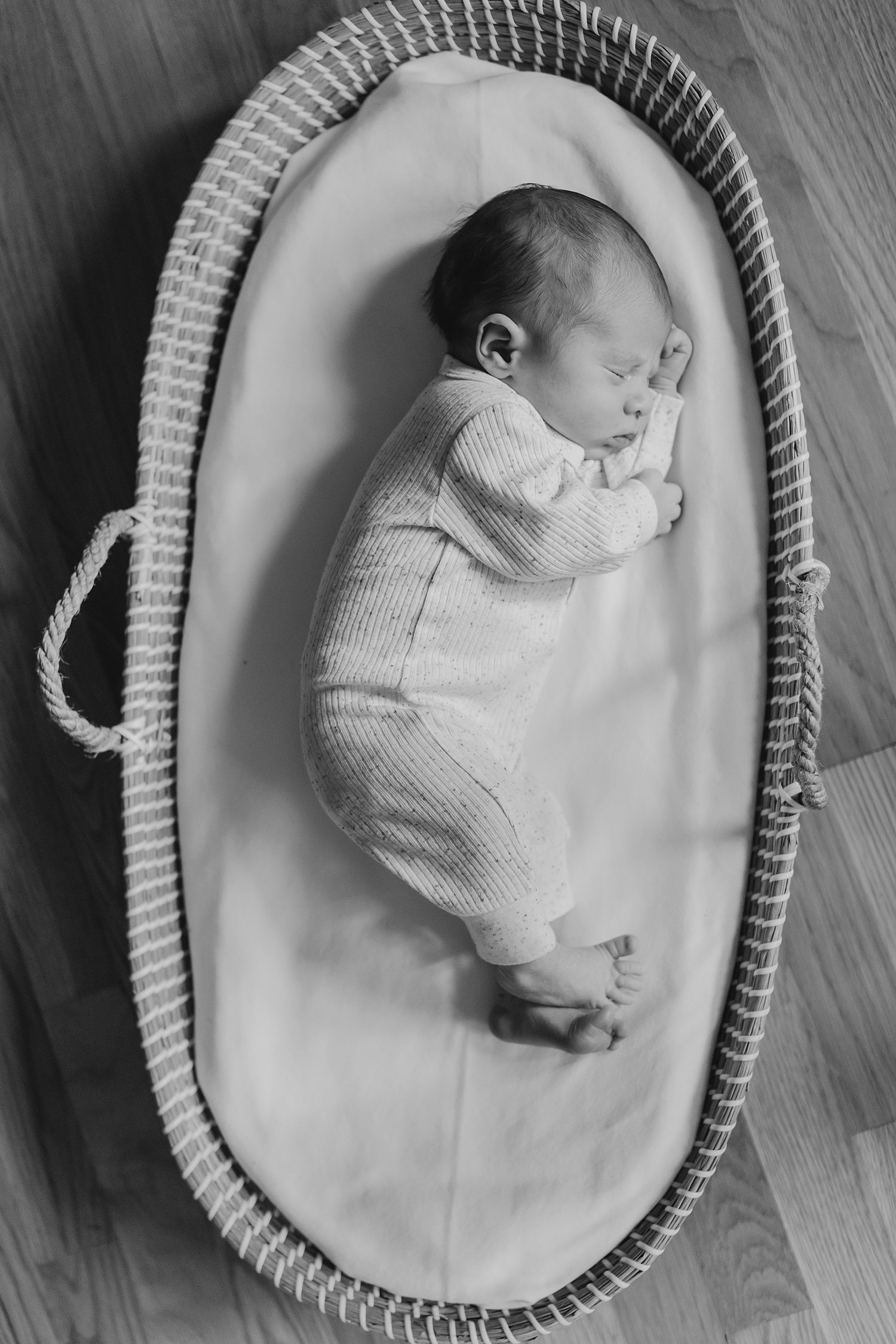 sarah-schmidt-photography-virginia-newborn-photographer-rexlaxed-in-home-lifestyle-newborn-session-boys_0047.jpg