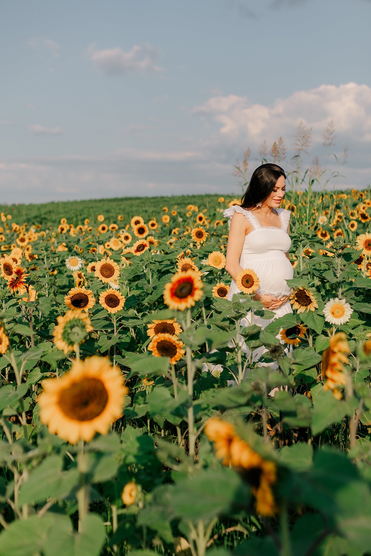 sarah-schmidt-photography-virginia-family-photographer-summer-sunflower-field-maternity-session_0012.jpg