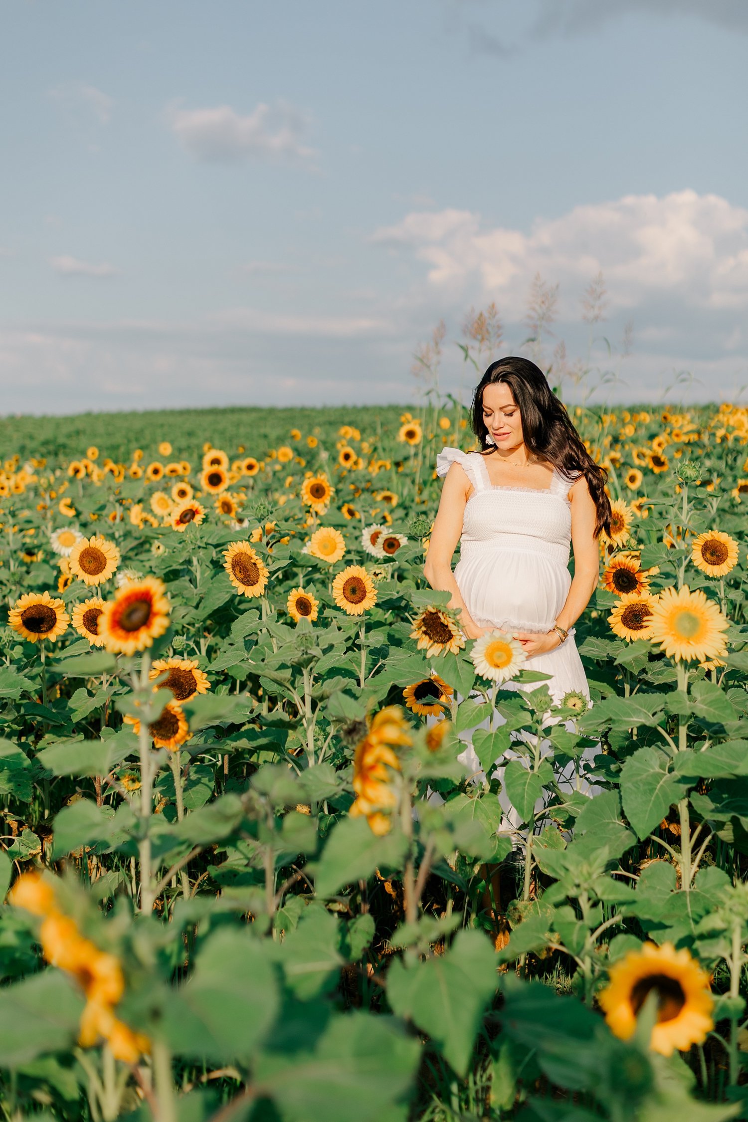 sarah-schmidt-photography-virginia-family-photographer-summer-sunflower-field-maternity-session_0013.jpg
