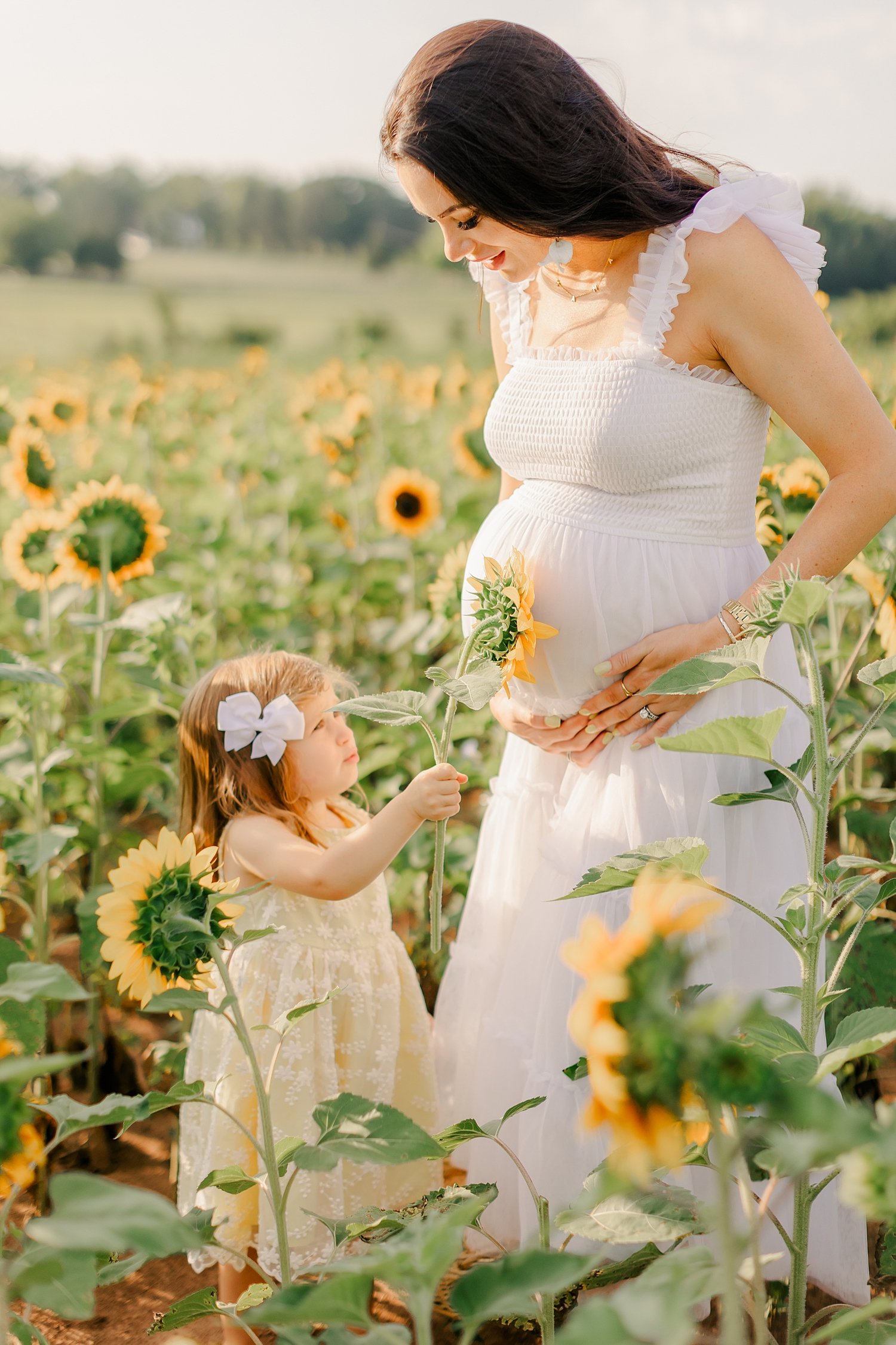 sarah-schmidt-photography-virginia-family-photographer-summer-sunflower-field-maternity-session_0024.jpg