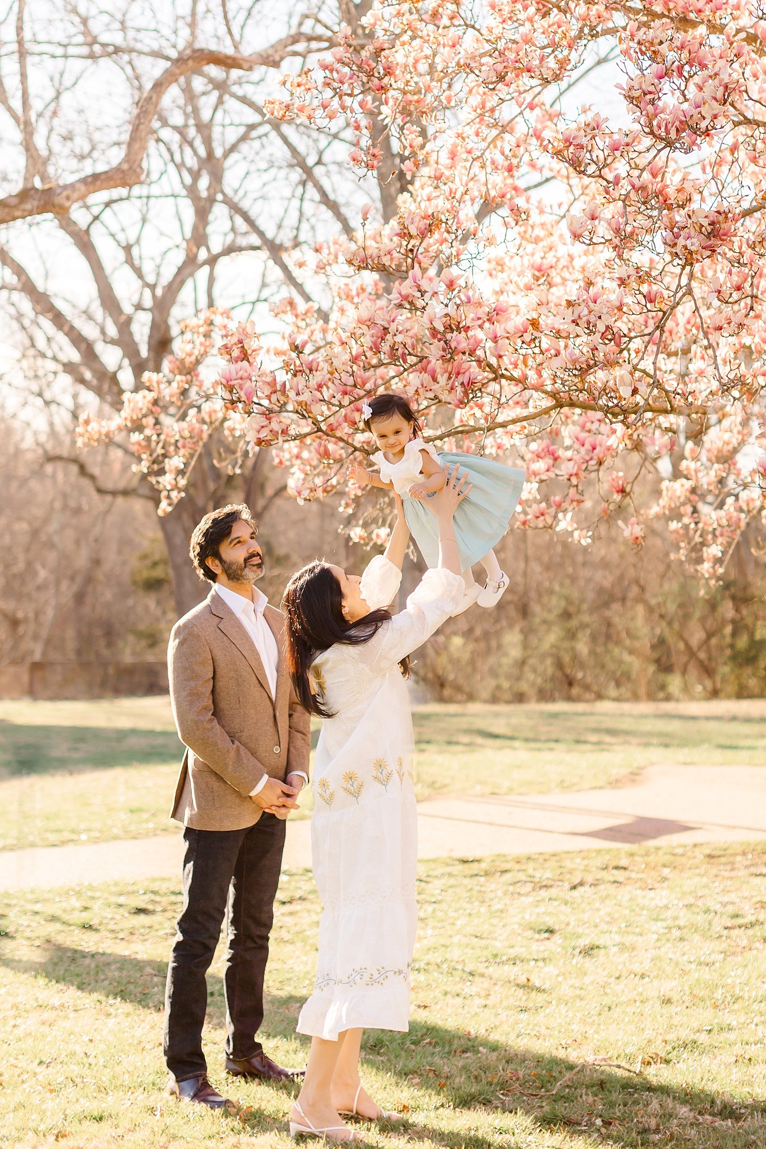 sarah-schmidt-photography-virginia-family-photographer-spring-magnolia-blossom-session_0021.jpg