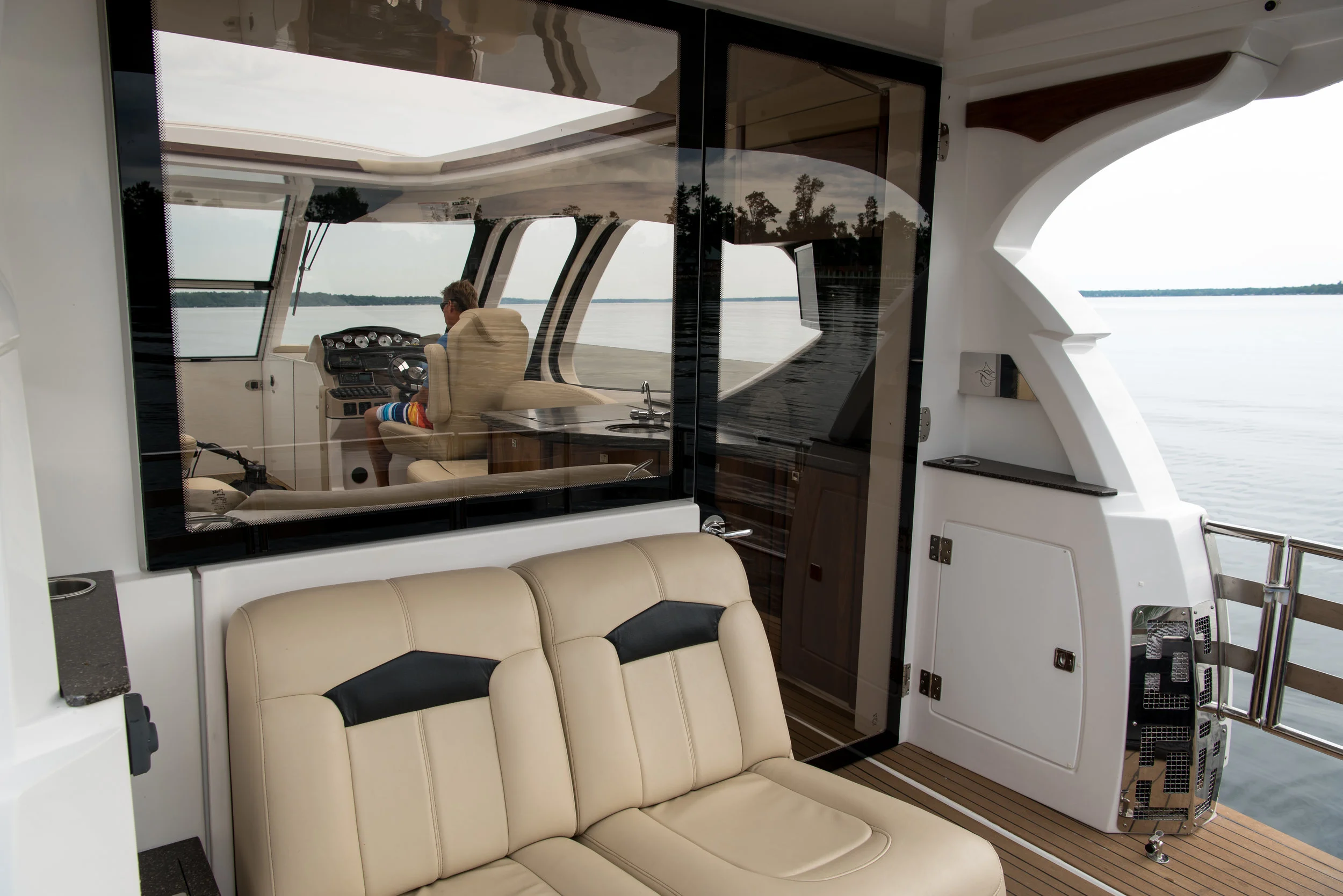 FLOE_CRAFT_stern deck into cabin.jpg