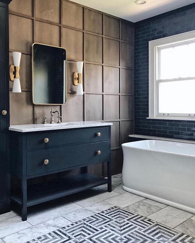 Love this stunning bathroom by @jeanstofferdesign . It&rsquo;s the perfect mix of classic and contemporary design.
.
.
#madeleineinteriors #inspiration #jeanstofferdesign #bathroom #bathroomdesign #classicdesign #contemporarydesign #interiordesign #c