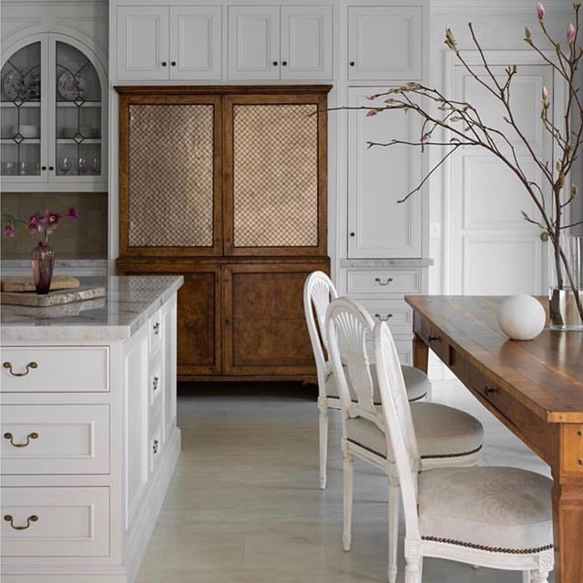 Love this stunning kitchen @amymeierdesign ❤️
.
.
#madeleineinteriors #inspiration #amymeierdesign #interiordesign #kitchendesign #kitchen #interiors #lightinteriors #diningtable #diningroom #luxeliving #kitchendining #kitchencabinets #kitchencabinet