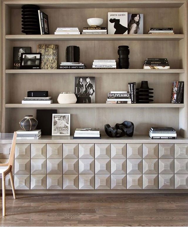 Chic Bookshelf Design by @bespokeinteriordesign .
.
#madeleineinteriors #designinspiration #bespokeinteriors #interiordesign #customcabinets #designdetails #interiordesigndetails #contemporarydesign #contemporaryinteriors #bookshelfdecor #bookshelfst