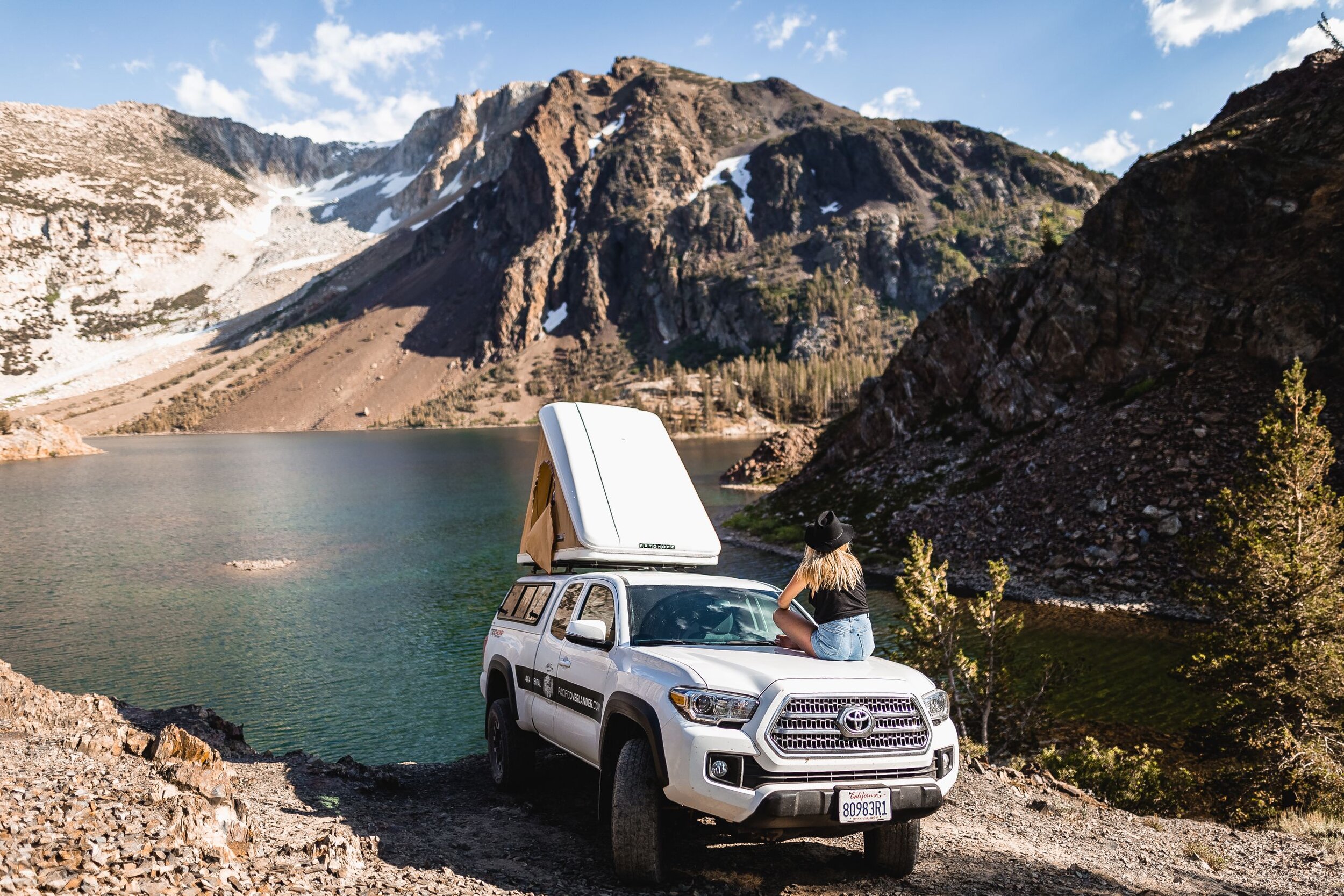 Auto adventure. Роскошный внедорожник на красивой природе. Overlander 4×4. Веб в джип.