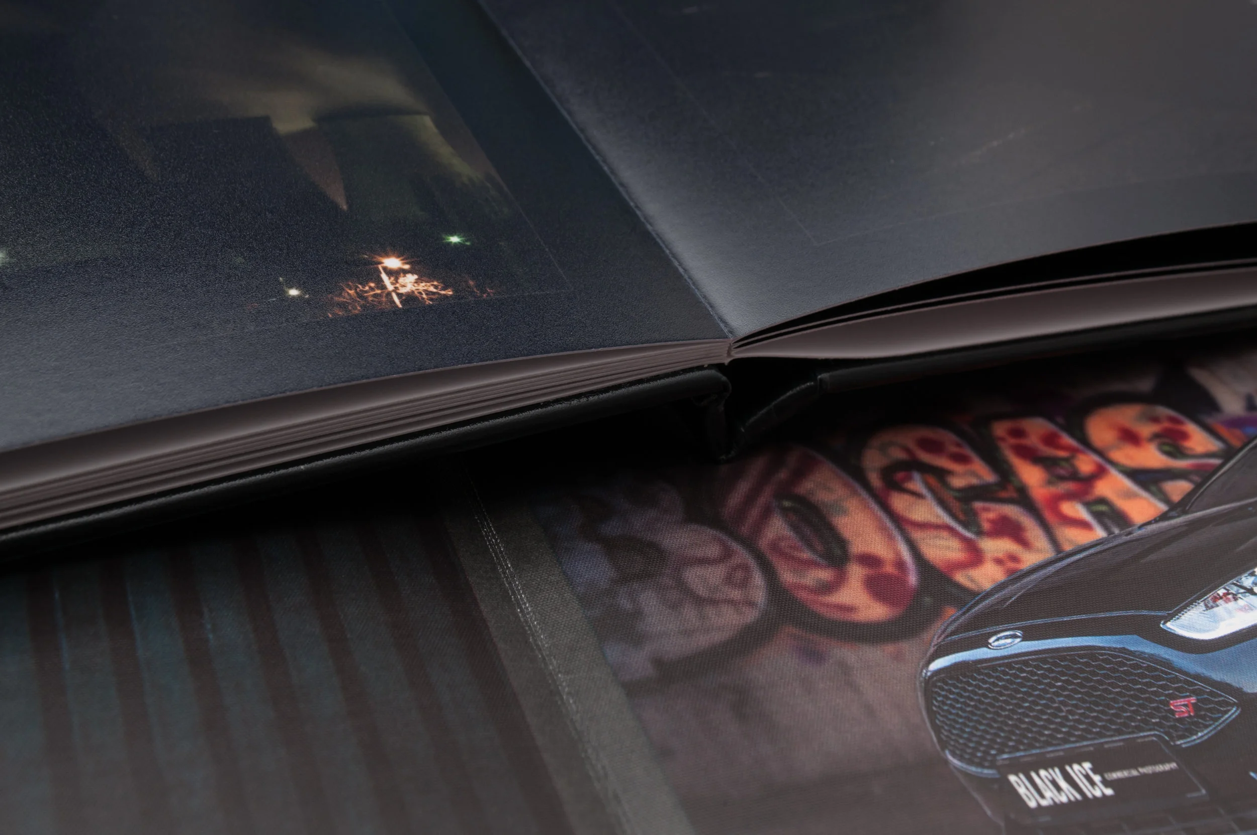 The paper textures can be seen better here. On top, AdoramaPix has that noise from the luster different gloss particles, the surface being perfectly smooth. On the other hand, PhotoGo is not so shiny but the texture roughness can be seen and felt really easy.