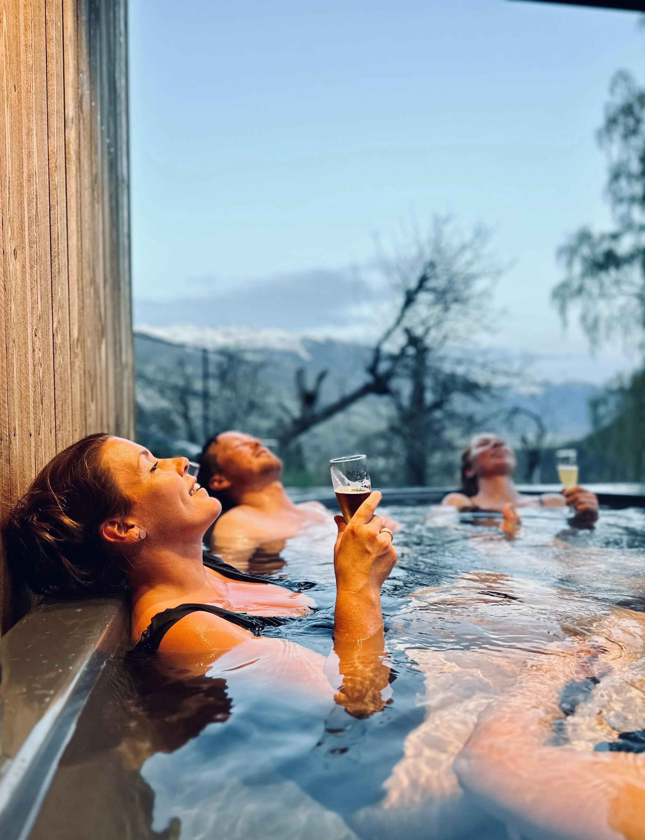 Nutheim har egen spa avdeling med utendørs boblebad med utsikt over dalen.