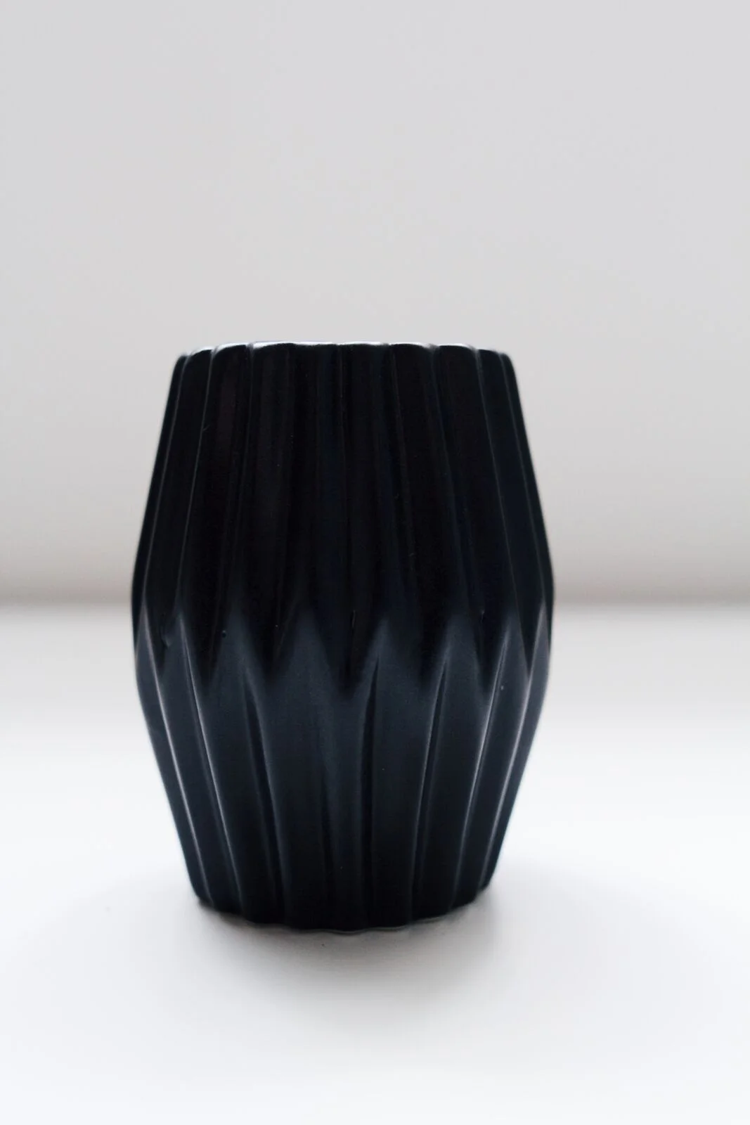 avideas-inventory-vessels-blackmatteporcelain-MED2_preview.jpeg