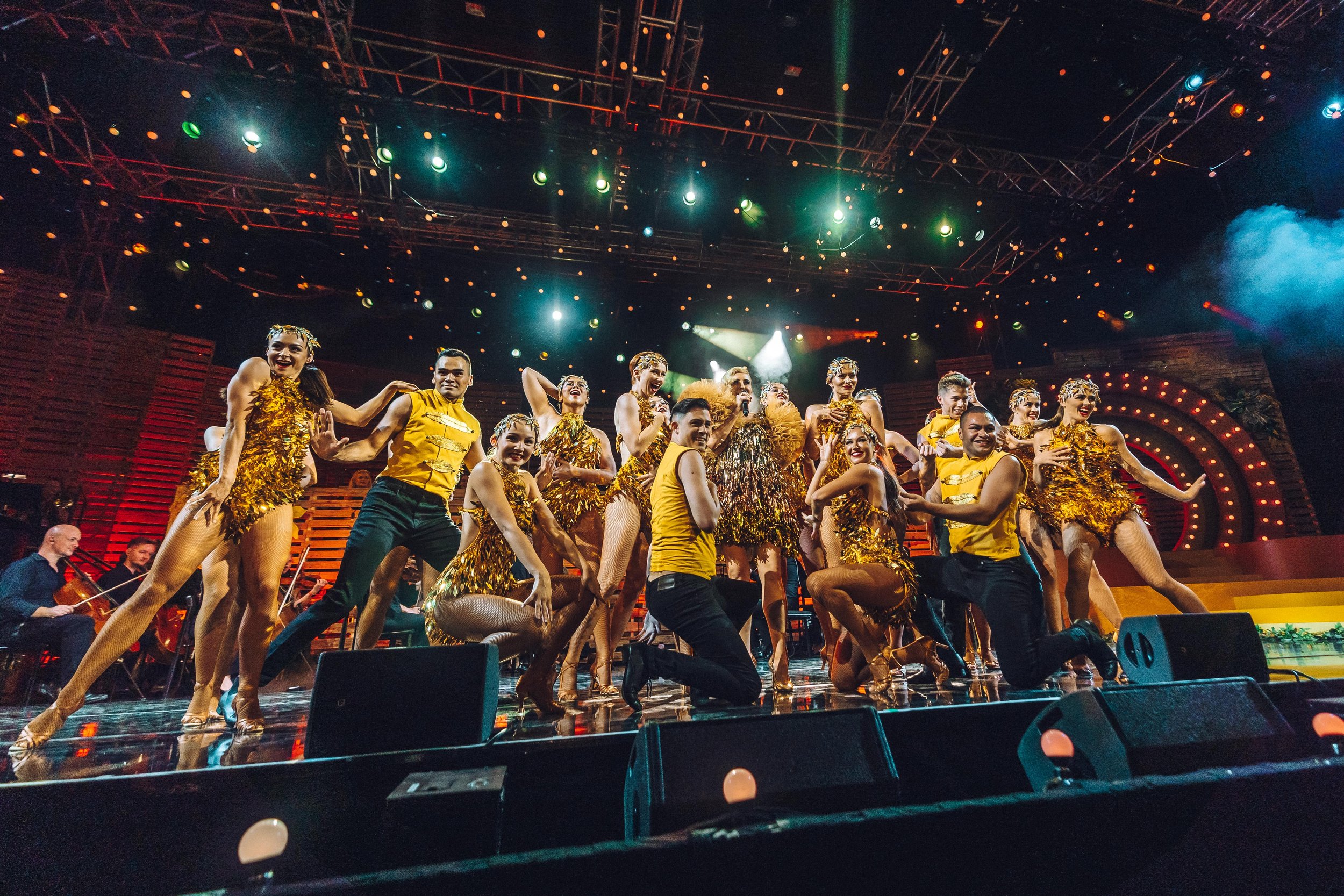 Larry-Carols-friday-mainstage-yellow-dance-3.jpg