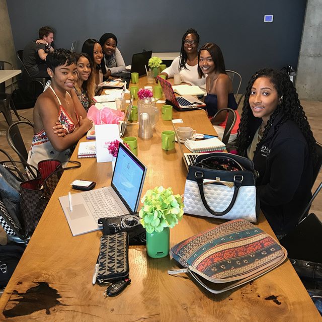 Today brought me so much joy to connect with these stellar women! Coworking, goals, strategies, and women simply supporting and helping each other as we all work on soaring in our businesses. Our business besties in Chicago (@queensviewcreates), Gran