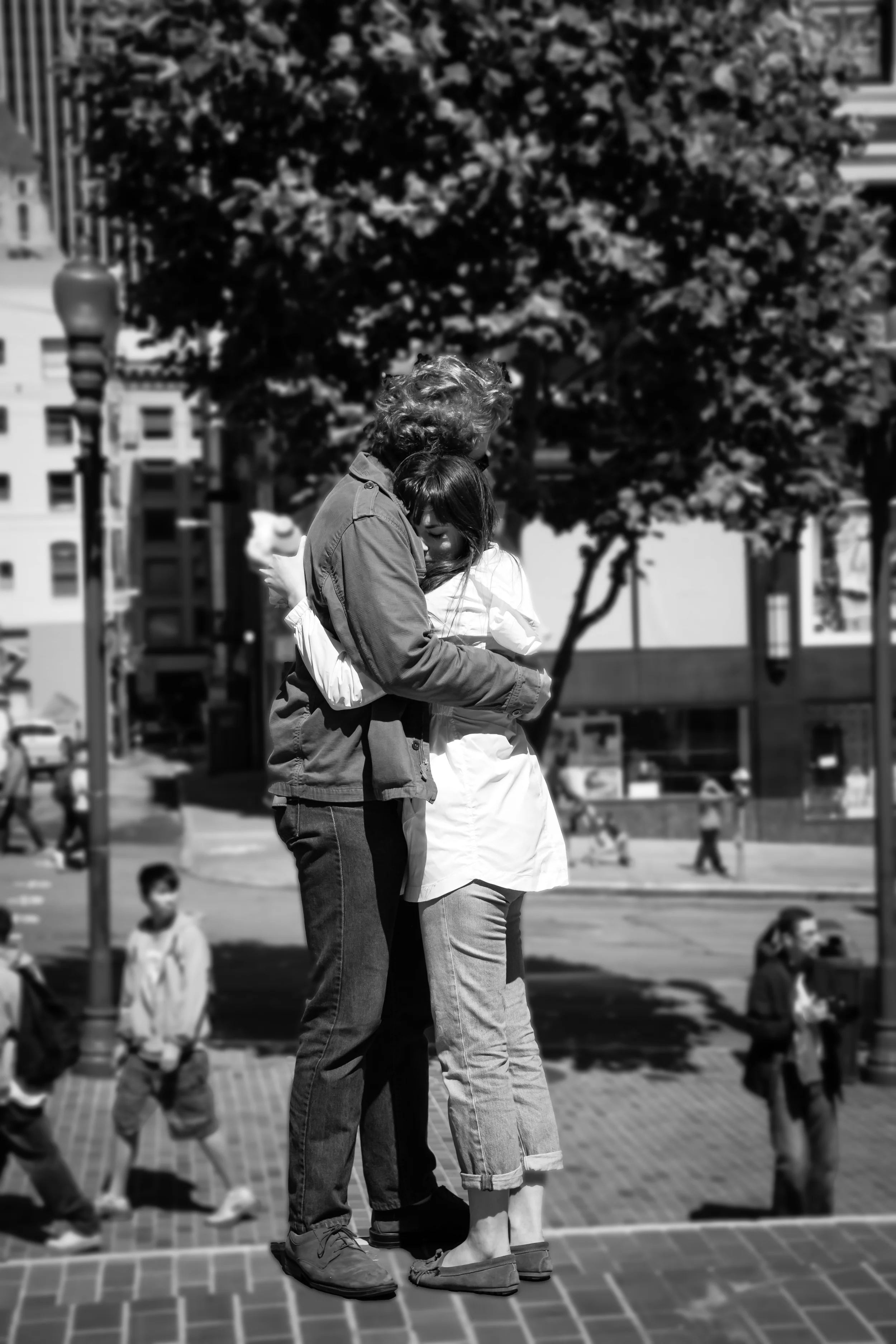 Downtown SF Hug 1 B&W-.jpg