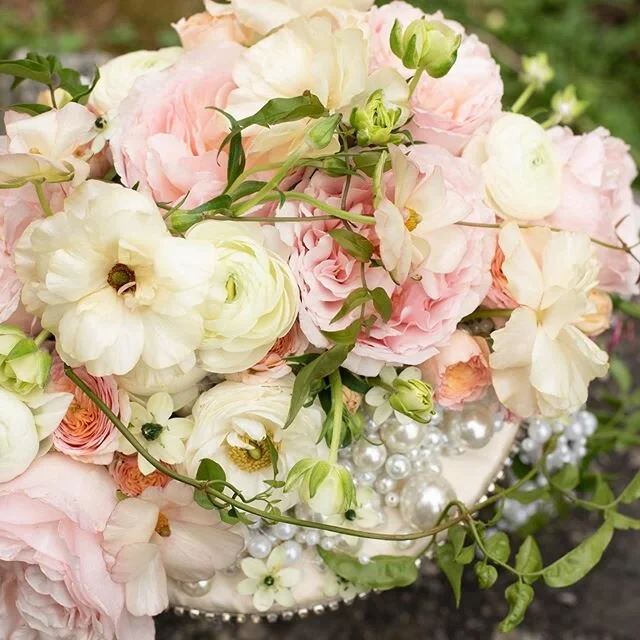 Wedding season is just around the corner, and we know lots of newly engaged couples are looking at ways to make their special day a little more unique than the rest.
⠀⠀⠀⠀⠀⠀⠀⠀⠀
Swipe right to see how Anahit made this already unique wedding bouquet a l