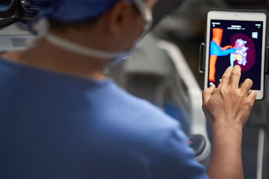 surgeon-using-3d-models.png