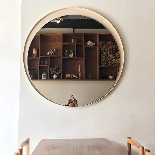 Our 𝐋𝐔𝐍𝐀 𝐌𝐢𝐫𝐫𝐨𝐫 featured in a commercial restaurant space&hellip; 
 
Offering a variety of mirror finishes as well as wood options, our round mirror *shines* in both residential and commercial spaces, custom tailored to your preference ✨ 
 