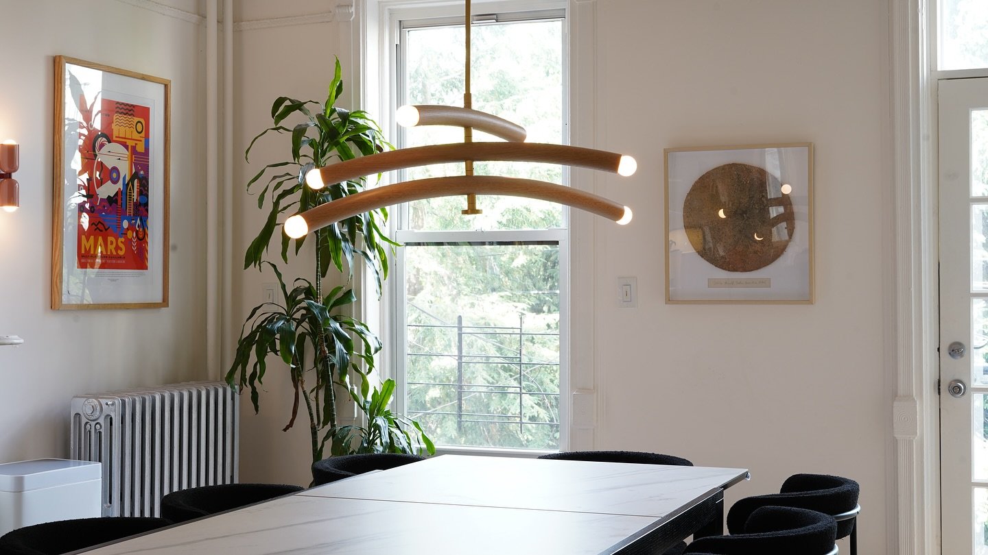Ceiling Light HILL
Ceiling Light HILL is a beautifully curved fixture made from solid wood. The gentle curves highlight the natural wood grain, adding to its charm. The six lights at the ends create a warm and inviting ambiance, perfect for enhancing