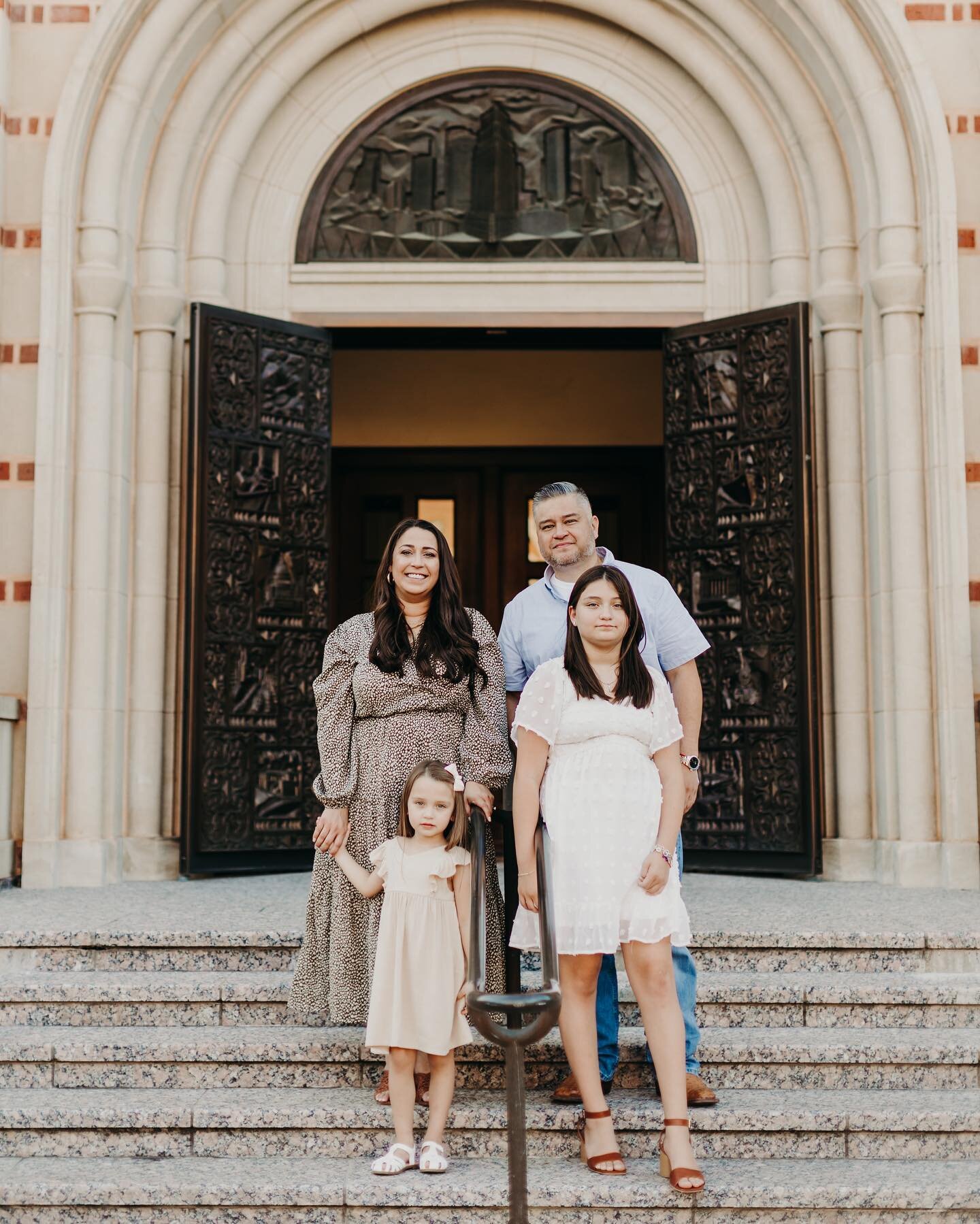 ❤️ Los Miranda serving lewks.

They chose this this location to get their portraits done to celebrate mom getting her Masters at Rice. You go Mujer!!!!

#houston #houstonphotographer #houstonfamilyphotographer #familyphotographer #familyphotographerh