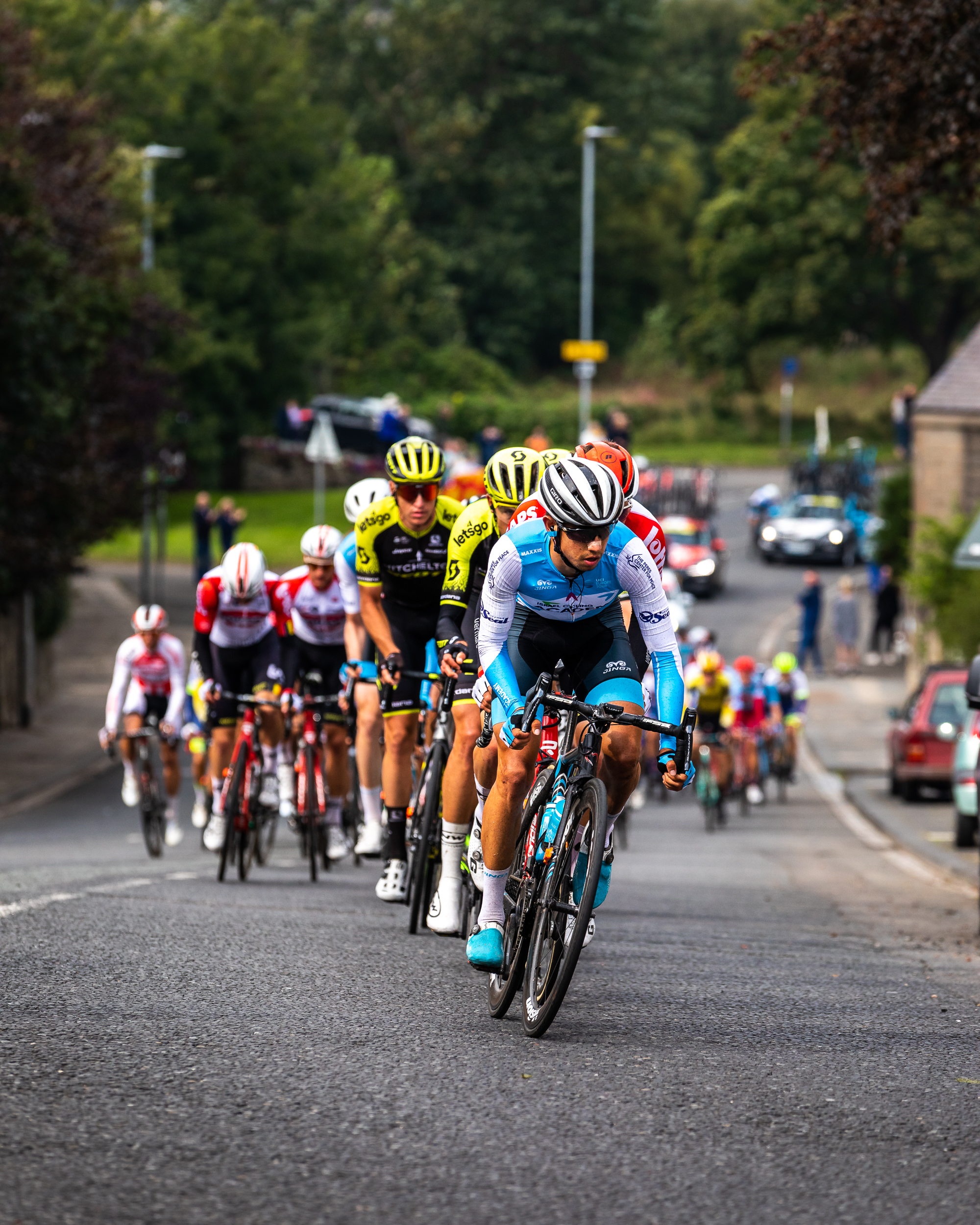 The peloton approaches the top of The Wynd, Amble.