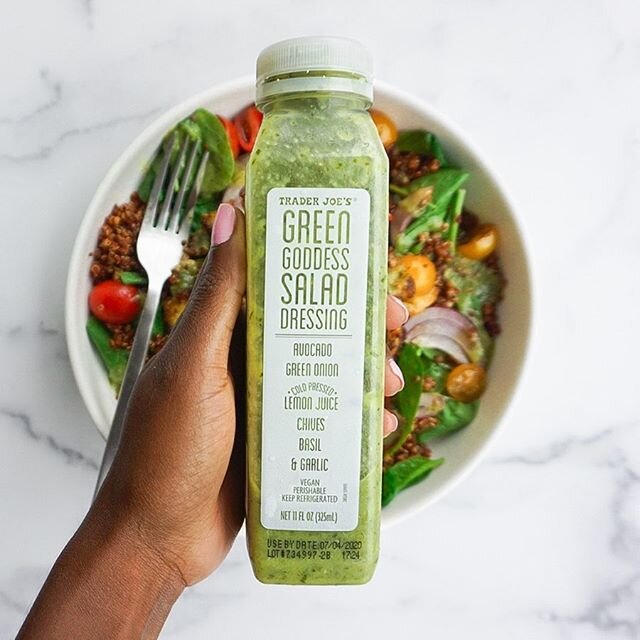 While we love a good homemade salad dressing, sometimes that&rsquo;s just not happening 😂. One of our store bought faves comes courtesy of @traderjoes, and it&rsquo;s absolutely delicious. Fresh herbs, creamy avocado and a hint of citrus? It&rsquo;s