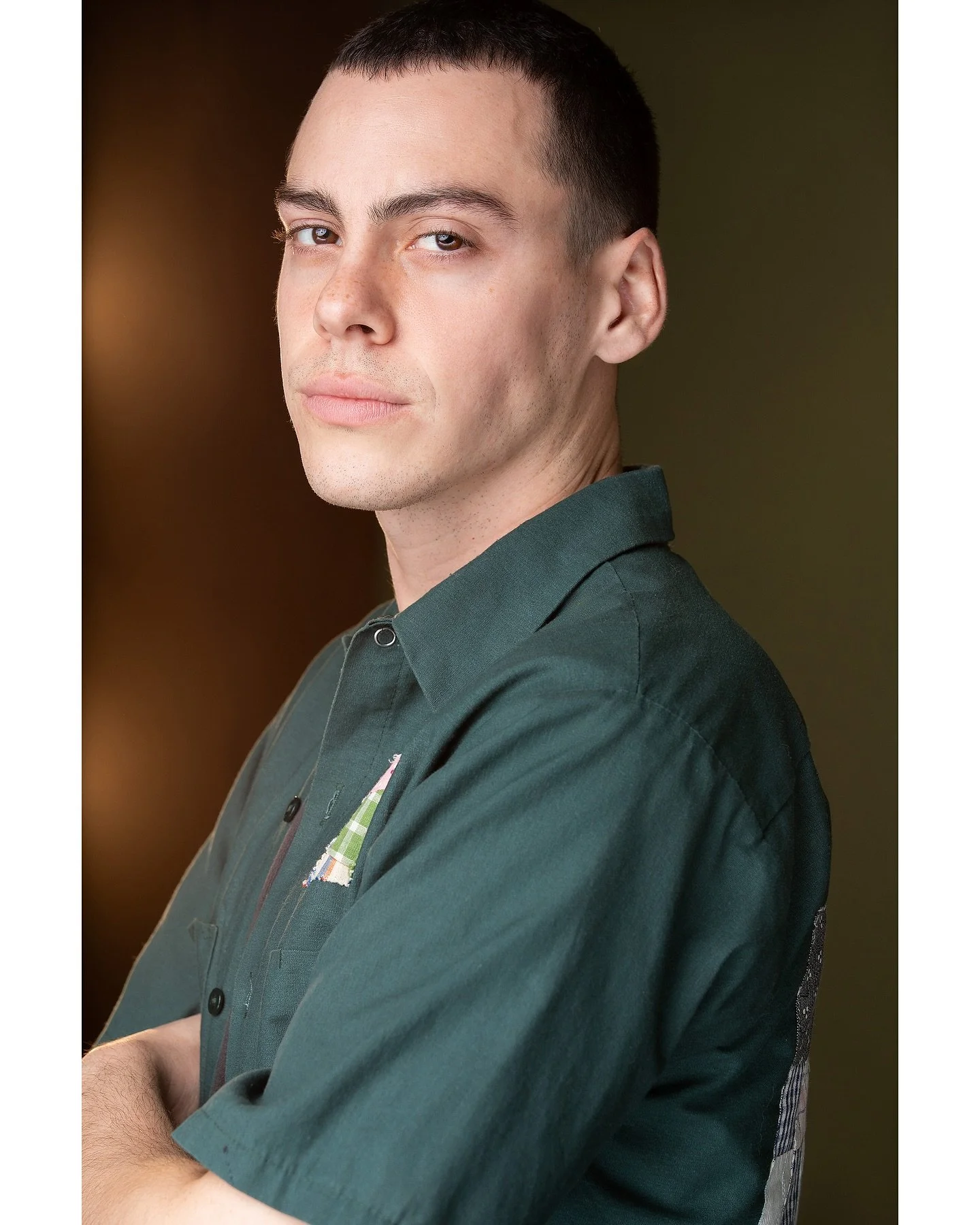 Two looks for Matthew, the olive green color really spoke to both of us, it&rsquo;s amazing how so many clients gravitate towards green, maybe deep down we all just want to connect with the earth and stay grounded
&bull;
&bull;
#headshotsession #comm