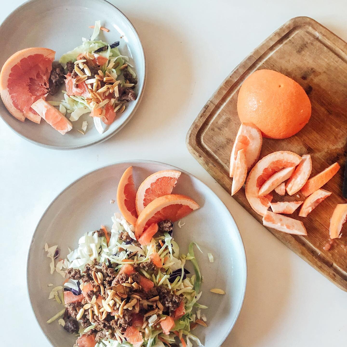 Sunday salads 🥗 
Today&rsquo;s salad is... I&rsquo;m not sure... teriyaki grapefruit?? Yeah, let&rsquo;s call it that! A few weeks back our kitchen was overflowing with these yummy pink grapefruit. They&rsquo;re tasty as far as grapefruit goes... bu