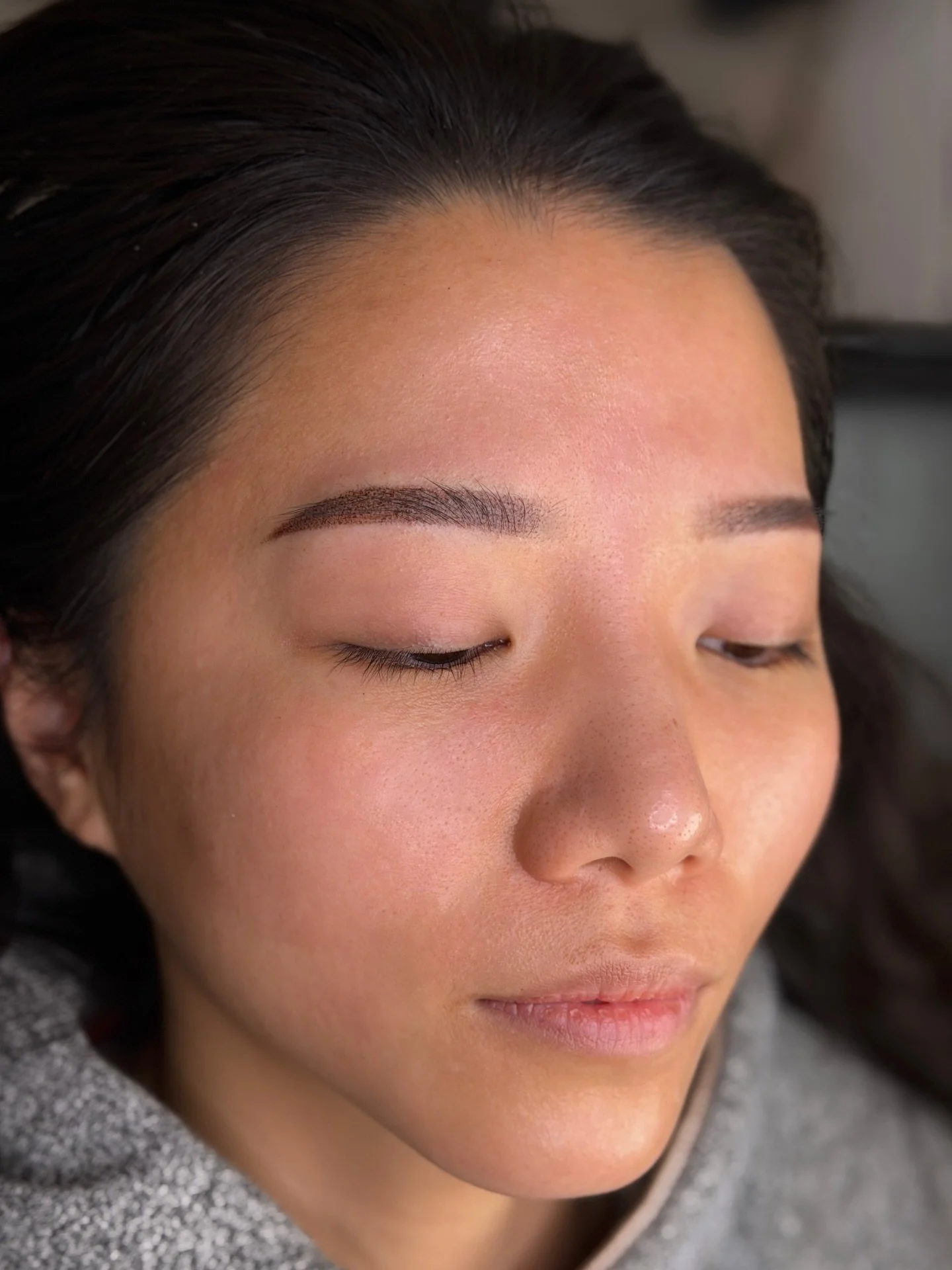 One brow is a completely different shape. Every. Single. Morning.
You spend 15 minutes trying to make them match.
You overcompensate on one side. Then the other looks too light.
You try to even them out. Now they&rsquo;re both too dark.
By the time y