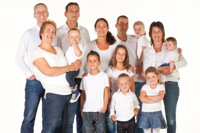 "Het was heel ontspannen, Stefan geeft je zelf de ruimte voor eigen ideeën en hij komt ook zelf met voorstellen. Ook de kinderen vonden het leuk. ook fijn dat er , nadat de familieshoot met iedereen was gemaakt, nog tijd en ruimte was om ieder gezin apart op de foto te zetten, 2 vliegen in 1 klap! Stefan bedankt!" - familie Vos