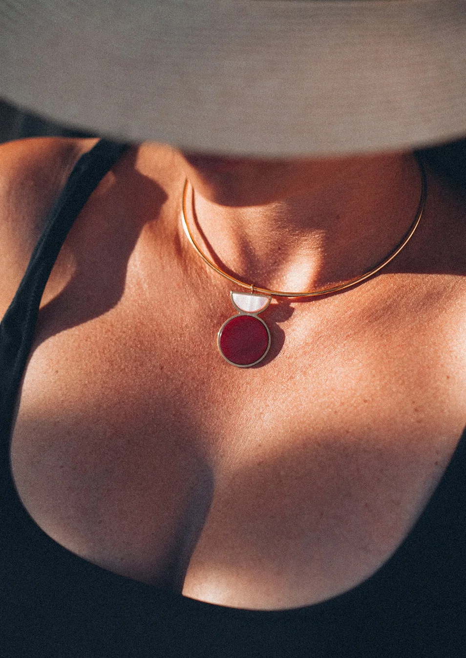 Cecile_collier_hans_rouge.jpg
