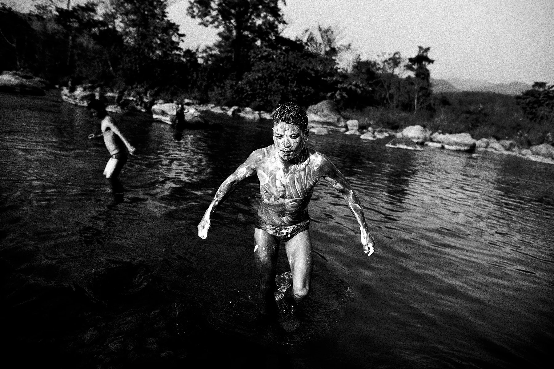 Soldater fra Kachin Independence Army (KIA) bader i floden