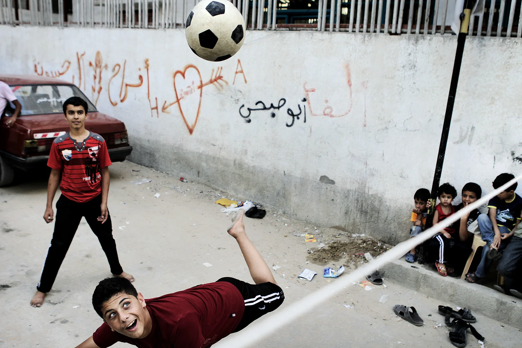 Volleyball i en sidegade. Gaza City.