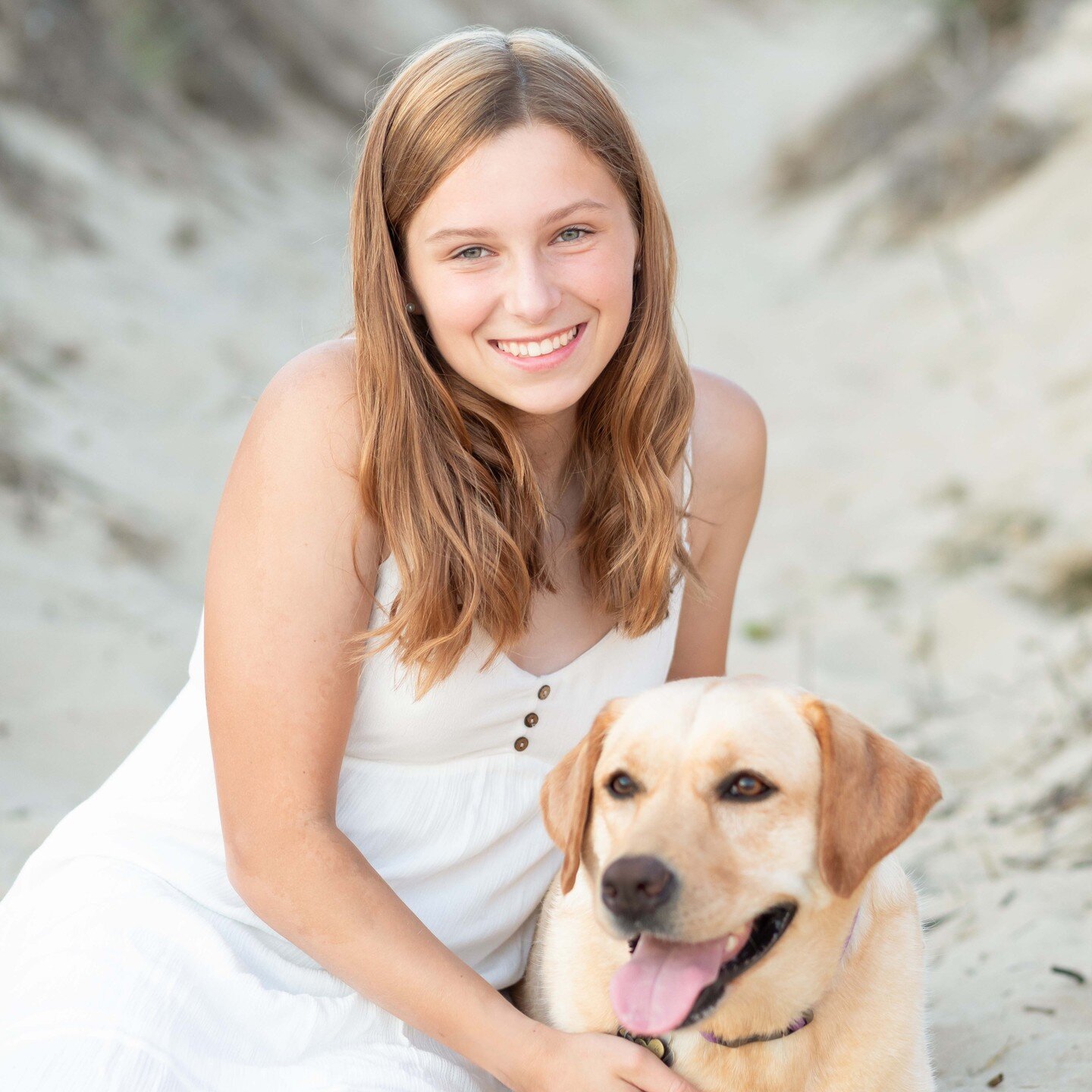 I had such a fun time photographing Kaleigh and Islia 🌞 ✨(and the rest of the Neuhauser clan plus Sarah!) the other night in Wellfleet! 🦋This started as a senior portrait session for Kaleigh, and evolved into a longer photo session for the whole fa