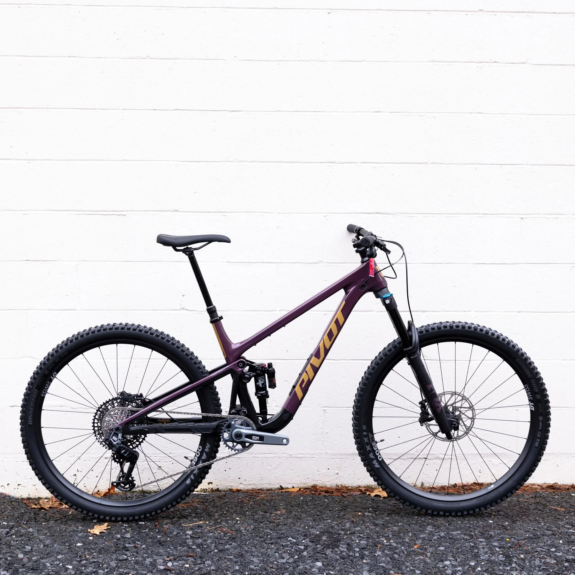 If you&rsquo;re looking for a trail bike to crush big miles on technical trails, this Pivot Trailcat would be perfect choice! This size large in a sweet purple color is ready to go&hellip;