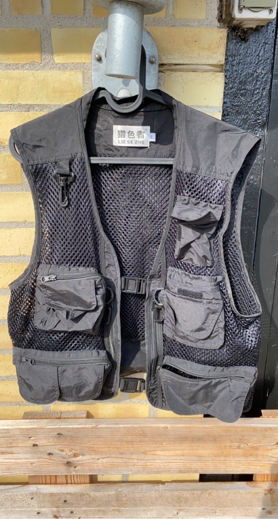 Vest, 150 kr. 