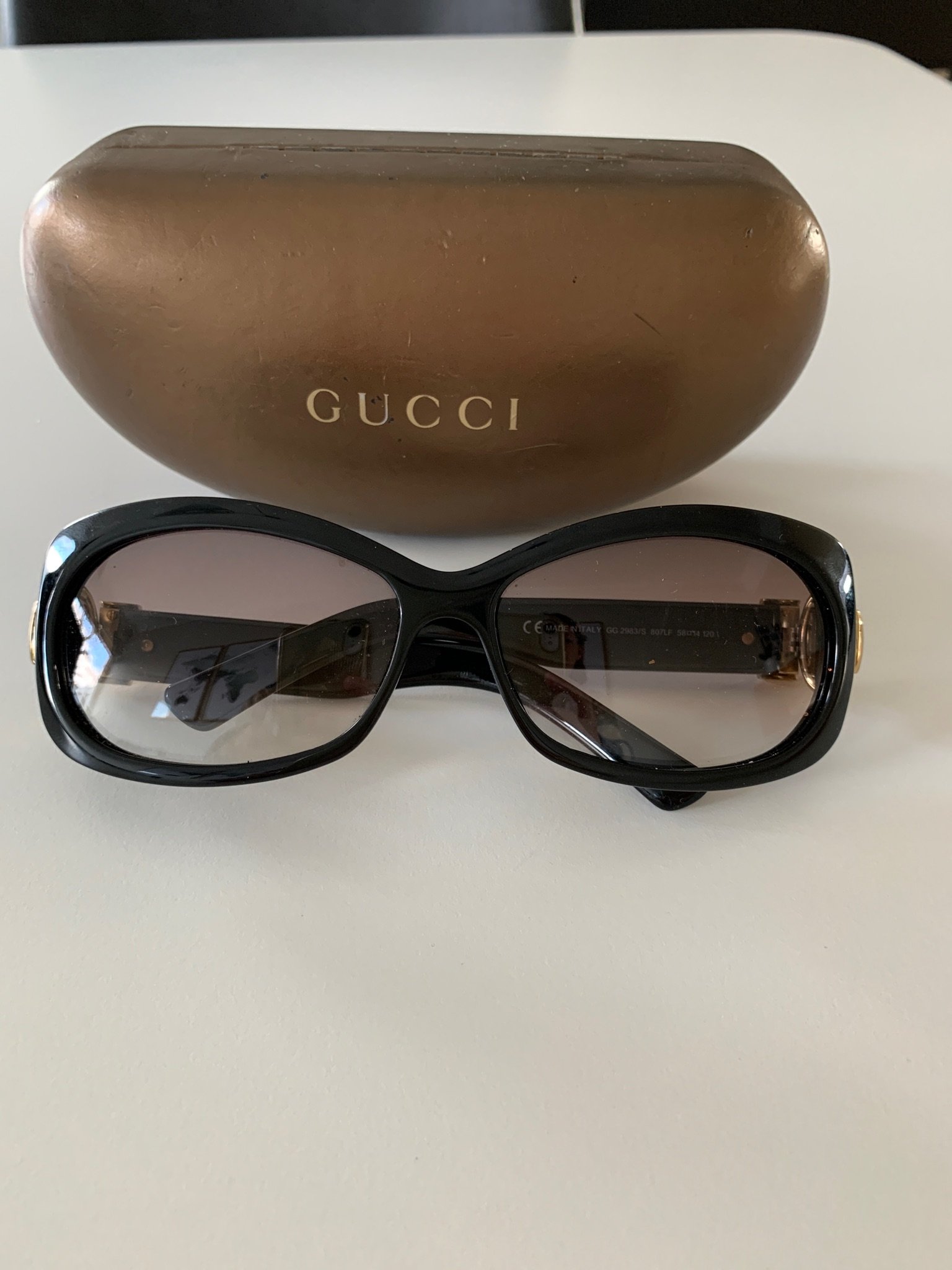 Gucci solbriller, 400 kr.