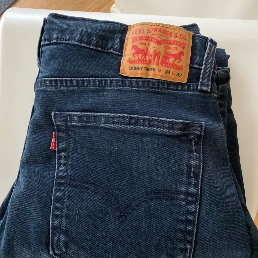 Levi's jeans, 315 kr. 