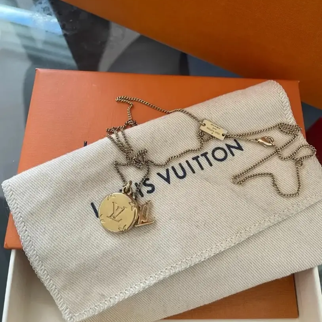 Louis Vuitton smykke, 898 kr. 