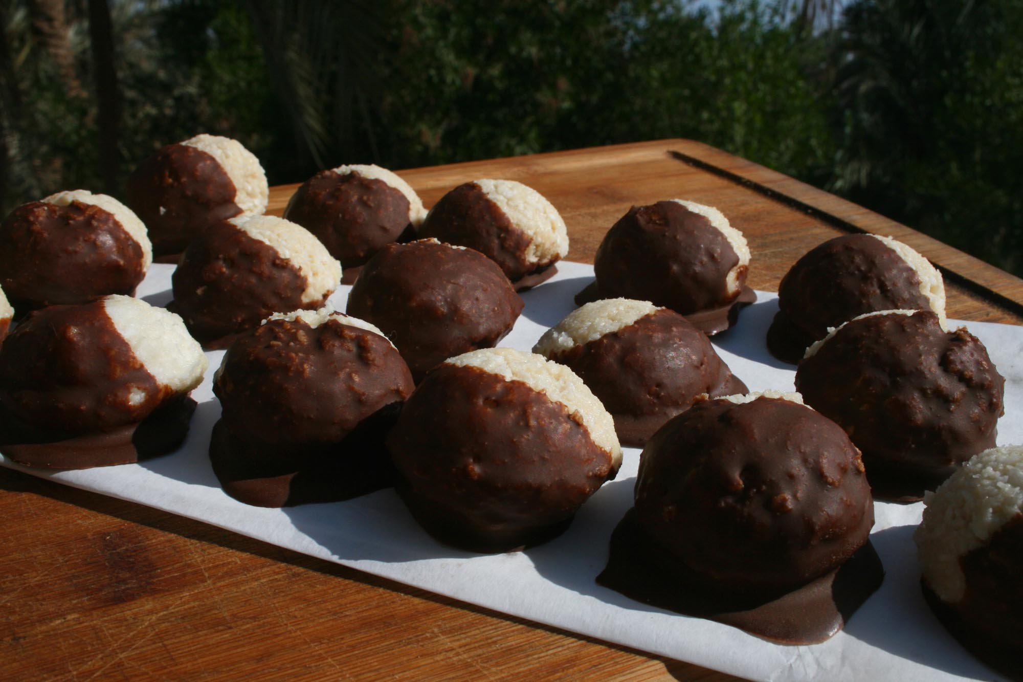 Raw sugar-free coconut macaroons