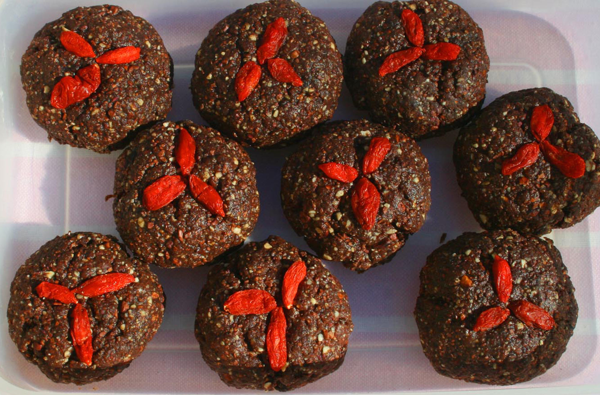 Superfood energy balls with raw cacao