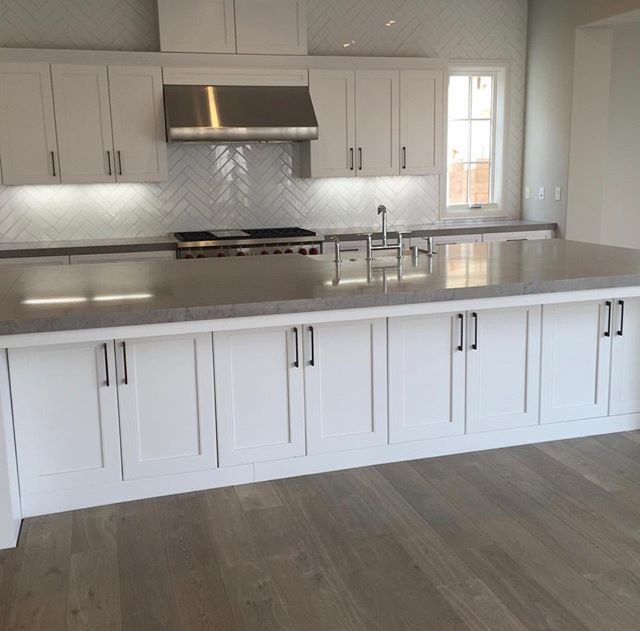 Whats for dinner? The kitchen is generally described as "the heart" of a home, would you agree? We love how our floors compliment the counter tops and the rad herringbone design on the back splash, which is your favorite?
.
.
Designer @jennymorrisseydesigns
Tile @jeffreycourtinc
____________________________________________
#warrenchristopher #warrenchristopheroc #texturesbywarrenchristopher #textures #woodisgood #warrenchristophercollection #woodfloor #woodfloors #woodflooring #customwood #customwoodflooring #eurooak #frenchoak #wideplank #wideplankfloors #ihavethisthingwithfloors #custom #wood #floors #interior #design #stairs #homeimprovement #herringbone
