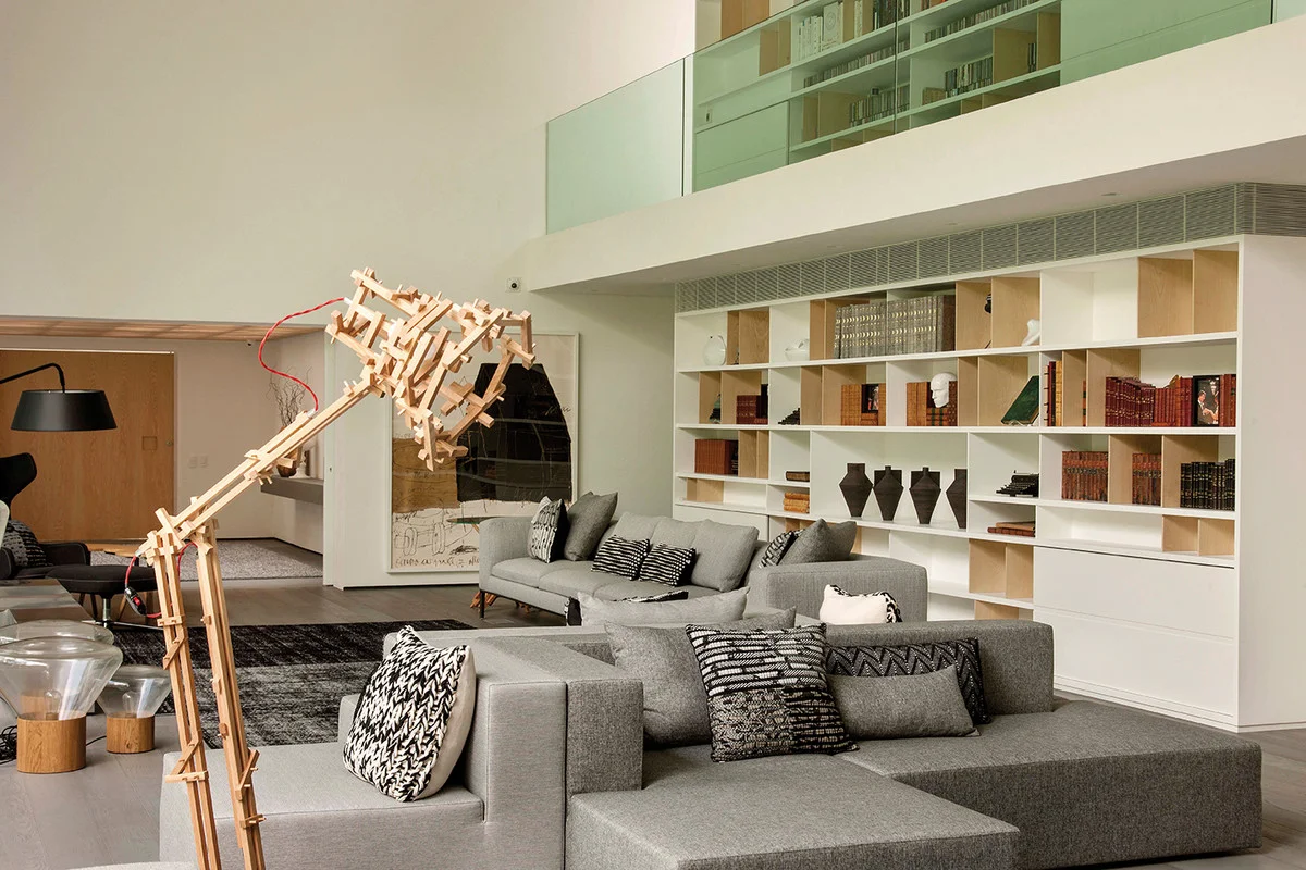 Reading, listening to music, enjoying guests‘ company in a totally relaxed atmosphere – these top priorities of the owners demanded an open, inviting and casually furnished room with the character of a lounge.